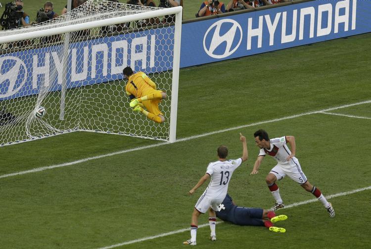 MATCHVINDER. Mats Hummels header Tyskland på sejrskurs i kvartfinalen ved VM. 