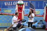 Joey "Jaws" Chestnut frier til sin kæreste Neslie Ricasa forud for en hotdog-konkurrence i New York, USA. 