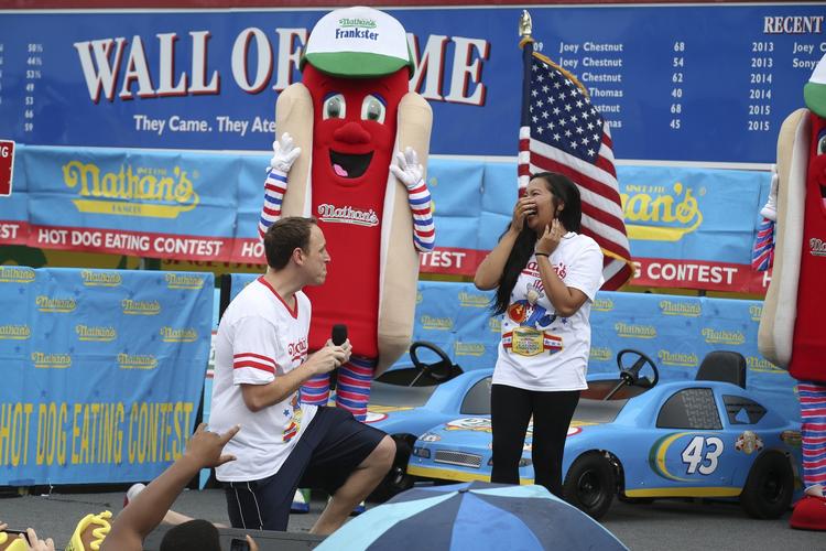 Joey "Jaws" Chestnut frier til sin kæreste Neslie Ricasa forud for en hotdog-konkurrence i New York, USA. 