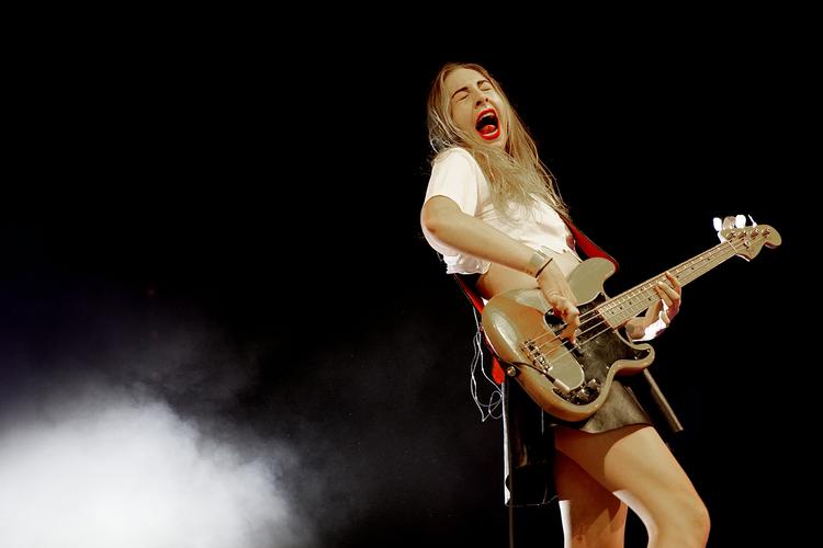 Popsøstre. Este Arielle er den hårdt huggende basspiller af de tre Haim-søstre, som spillede op på Arena fredag. 