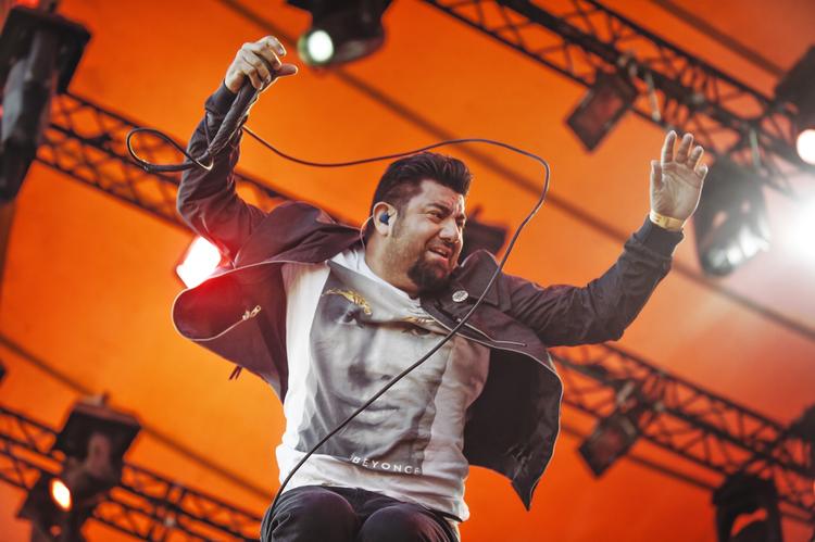 Uironisk. Med sin Beyoncé-tshirt,  drømmevokal og store smil tog frontmand Chino Moreno publikum med på en tur gennem Deftones største hits. 