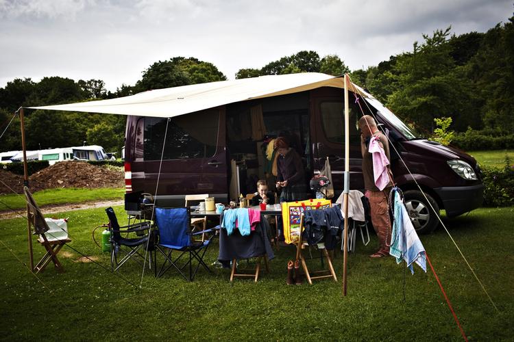 Campingferie og sommerhus med familien står ikke højt på teenagernes ønskeliste, når der skal planlægges sommerferie. 