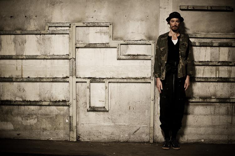 Forkant. Slå et smut omkring Henrik Vibskov i ferien, lyder det fra kunstredaktør Peter Michael Hornung. 