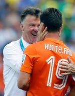 »Tak«. Træner Louis van Gaal (tv.) og Klaas-Jan Huntelaar efter Hollands succes i ottendedelsfinalen. 