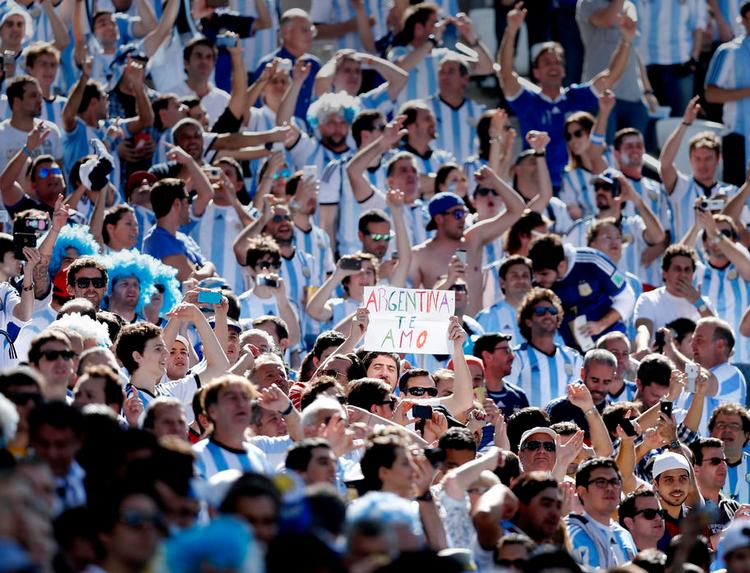 Fællesskab. Fodbold samler folk i Argentina og bliver brugt politisk. 
