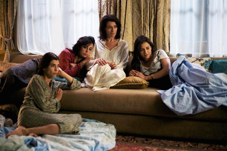 frigørelse. Enken og de tre efterladte døtre sørger over patriarkens død i den marokkanske film 'Et hus i Marokko', der beskriver kvinderne, som gradvist gør sig fri i en traditionelt mandsdomineret kultur. 