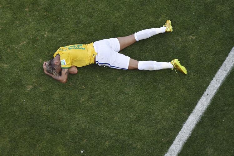 Farvel. Brasilien må undvære Neymar i resten af VM. Han er ude med en rygskade efter en brutal tackling, der end ikke kostede gult i kampen mod Colombia. 
