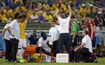 Ude. Neymar er færdig ved VM efter en hård tackling i ryggen, der har kostet ham en brækket ryghvirvel og en  pause fra fodbolden. 