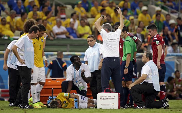 Ude. Neymar er færdig ved VM efter en hård tackling i ryggen, der har kostet ham en brækket ryghvirvel og en  pause fra fodbolden. 