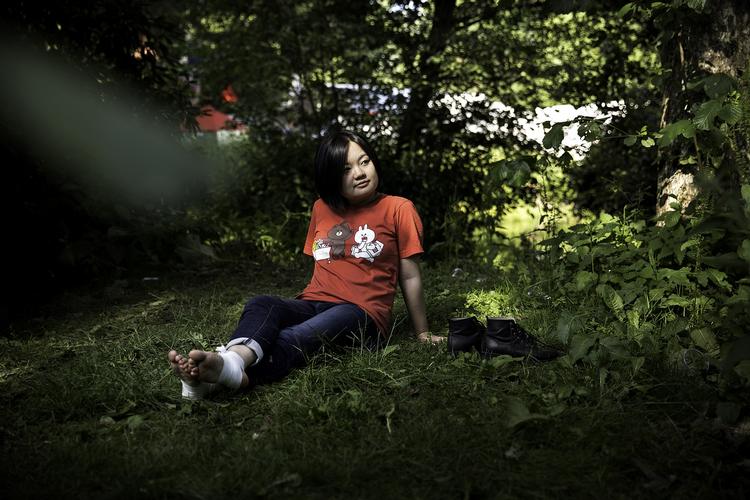 festivalgæst. Lua Zhou har ikke noget problem med, at folk tisser over det hele på Roskilde Festival. » Så slipper i det hele lidt i en uge om året. Det synes jeg er fint nok«. 