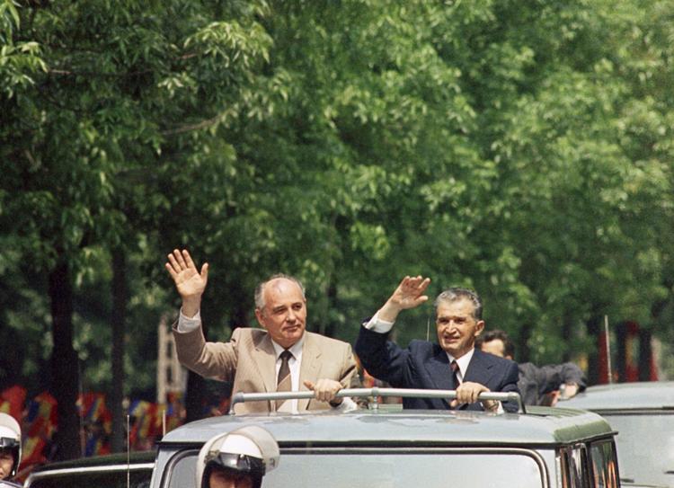 Diktatorbesøg. Rumæniens tidligere leder Nicolae Ceau?escu og Sovjets tidligere leder Mikhail Gorbatjov vinker fra en åben bil, mens de triller gennem Bukarest i 1987. 