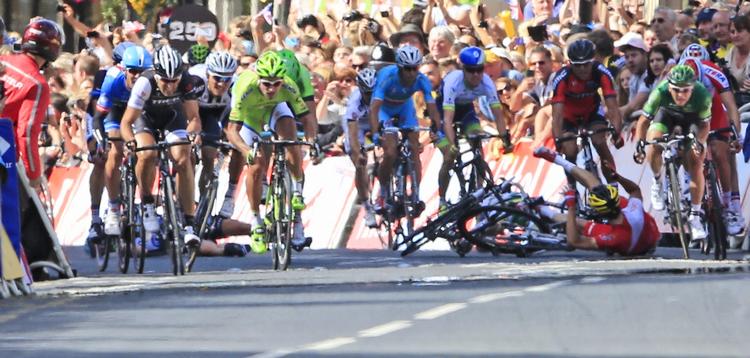 STYRT. Mark Cavendish styrtede i finalen af første etape og kunne derfor ikke sprinte mod Marcel Kittel. 