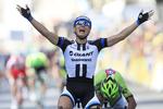 Marcel Kittel (Giant-Shimano) jubler på vej over mållinjen i Harrogate i England, hvor første etape af Tour de France blev afsluttet. 