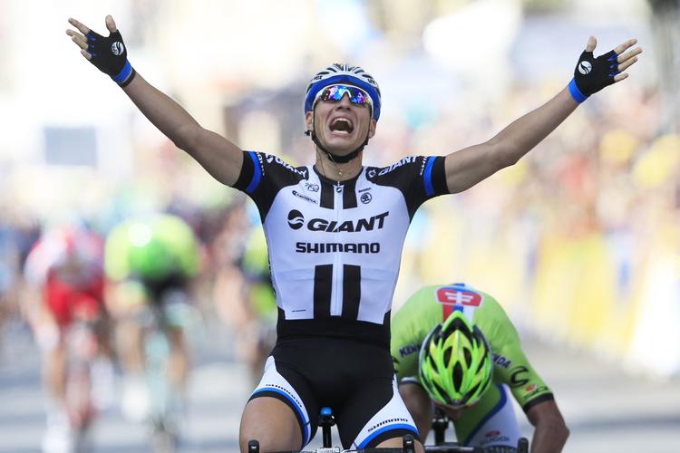 Marcel Kittel (Giant-Shimano) jubler på vej over mållinjen i Harrogate i England, hvor første etape af Tour de France blev afsluttet. 
