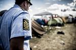 Taget! Når festivalgæster for eksempel bliver snuppet med stoffer, følger politiet dem til festivalens vagter, som erstatter deres stofarmbånd med et advarselsarmbånd. 