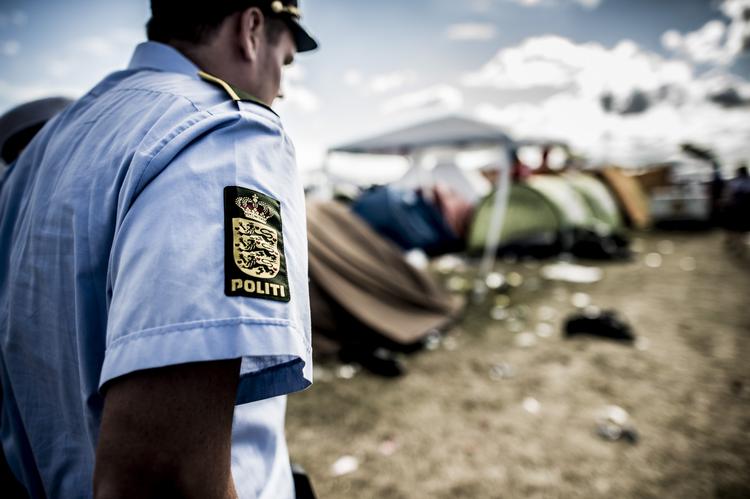 Taget! Når festivalgæster for eksempel bliver snuppet med stoffer, følger politiet dem til festivalens vagter, som erstatter deres stofarmbånd med et advarselsarmbånd. 