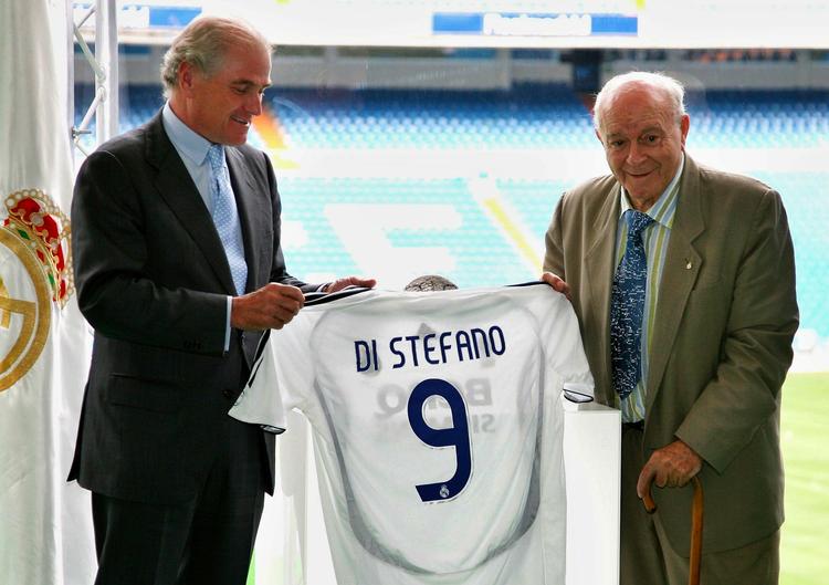 indlagt. Real Madrid-ikonet Alfredo di Stefano (højre) er ramt af et hjerteanfald og er blevet indlagt på hospitalet. 