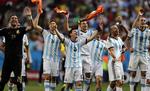 SEJRSDANS. Lionel Messi og Argentina fejrer sejren over Belgien. Nu mangler de kun to sejre for at kunne løfte VM-trofæet, som Maradona gjorde i 1986. 