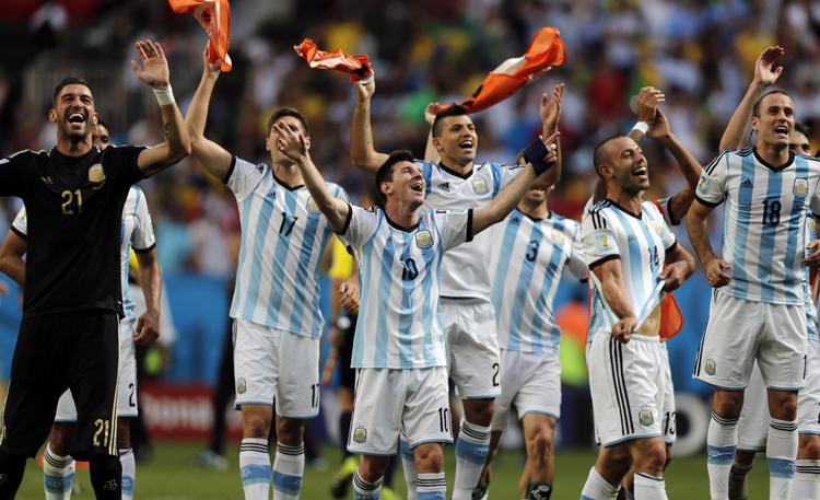 SEJRSDANS. Lionel Messi og Argentina fejrer sejren over Belgien. Nu mangler de kun to sejre for at kunne løfte VM-trofæet, som Maradona gjorde i 1986. 