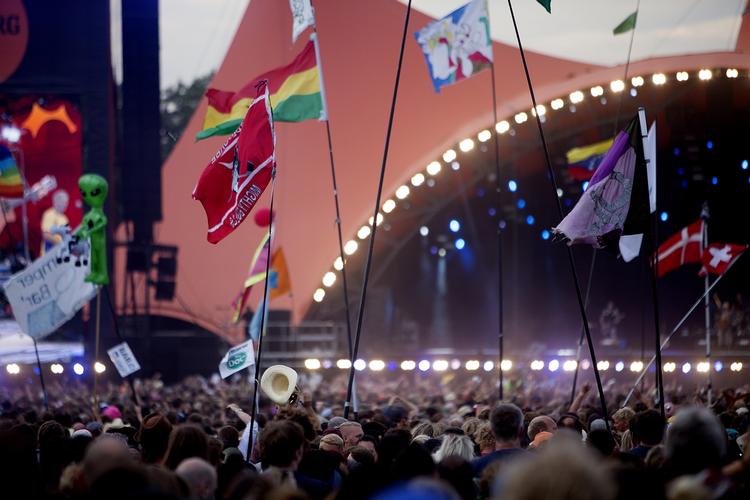 revolutionsfest. Publikummet ved Orange scene fik sig en fed fest med pot, knyttede næver og og en fuckfinger til FIFA i anledning af VM, da Manu Chao spillede op. 