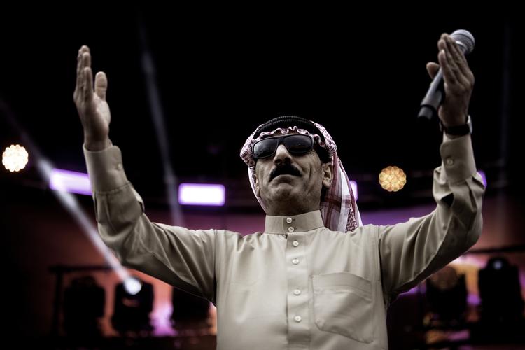 bryllupsmusiker. Med tørklæde, kjortel, Top Gun-solbriller og en tyk skovsnegl under næsen lignede Omar Souleyman indbegrebet af en araber, sådan som Hergé karikerede dem i Tintins eventyr. 