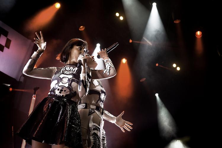 popbrag. De to svenske veninder Aino Jawo og Caroline Hjelt, der kalder sig Icona Pop, leverede en brag af en 90'er-fest, da de lørdag gæstede Arena på Roskilde Festival. 