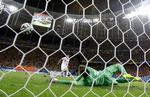 Hollands Tim Krul piller et straffespark fra Bryan Ruiz i den afsluttende straffesparkskonkurrence. 