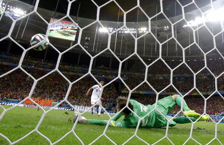 Hollands Tim Krul piller et straffespark fra Bryan Ruiz i den afsluttende straffesparkskonkurrence. 