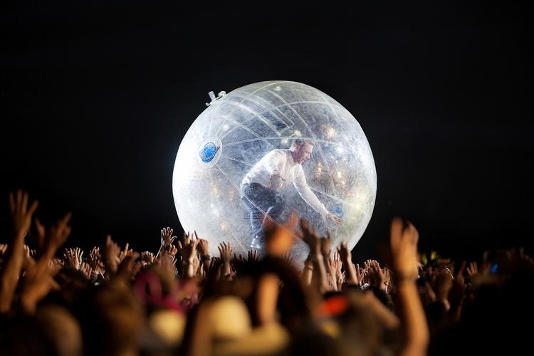 Nattefest. Musikere og publikum var et til lørdagens sene nattekoncert, hvilket blev understreget, da Diplo kravlede ind i en kæmpe gennemsigtig badebold og forsøgte at gå på menneskehavet, som kastede ham rundt til rytmerne af en huggende dancehall. 