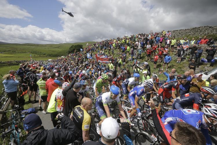 Menneskehav. Opbakningen til Tour de France-feltet var enorm, da de i går tog hul på årets udgave af det franske landevejsløb - i Yorkshire. 