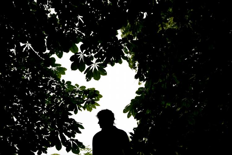 MINDER. Saras ensomhed trigger følelser fra hendes barndom, hvor afstand mellem familiemedlemmerne var en del af hverdagen. 