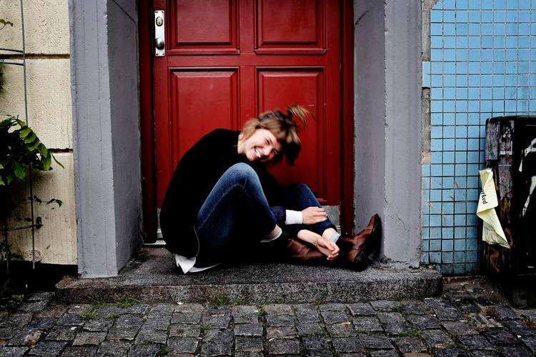 ØVELSE. »Al bevægelse er svær, al bevægelse er svær«, hedder det et sted i Lea Marie Løppenthins første digtsamling, der udkom i juni. 