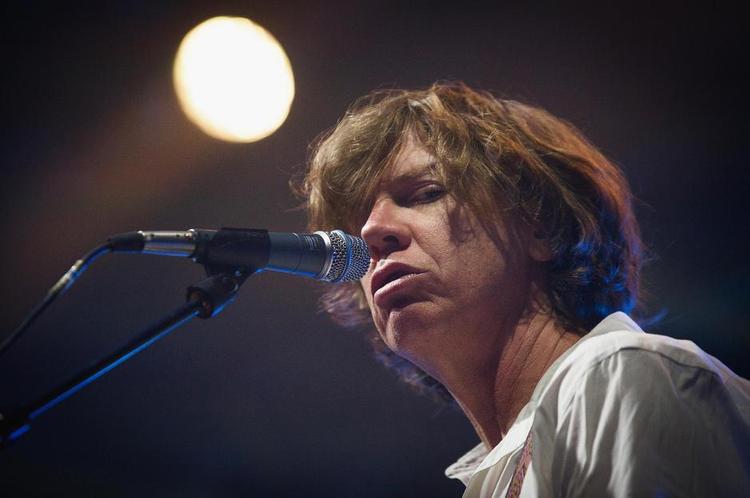 budbringer. Thurston Moore kan godt lide tanken om musikeren som en engel, der kommer med et budskab til publikum - gådefuldt, sandt og smukt. Med eller uden støj. 
