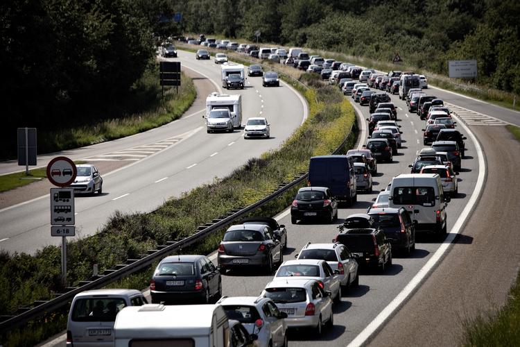 HJEM. Skal man som festivalgæst hentes i bil, bør man hellere gå et længere stykke væk fra pladsen end at få bilen til at komme tæt på. »Det er alligevel hurtigere at gå end at køre«, vurderer Martin Bjerregaard fra Midt- og Vestsjællands Politi, der følger trafiksituationen nøje på denne store rejsedag. 