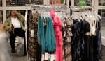 strabadser. Shopping kan være hårdt. Måske især for manden, der venter på, at konen bliver færdig ude i tøjstativerne. 