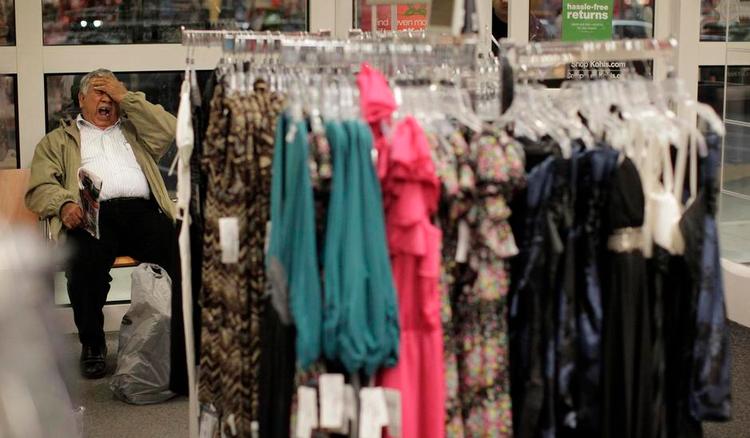 strabadser. Shopping kan være hårdt. Måske især for manden, der venter på, at konen bliver færdig ude i tøjstativerne. 