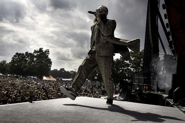 gab. Klumben og Raske Penge indtog den store scene foran et talstærkt publikum, som lod til at hygge sig fortrinligt i den bagende søndagssol. 