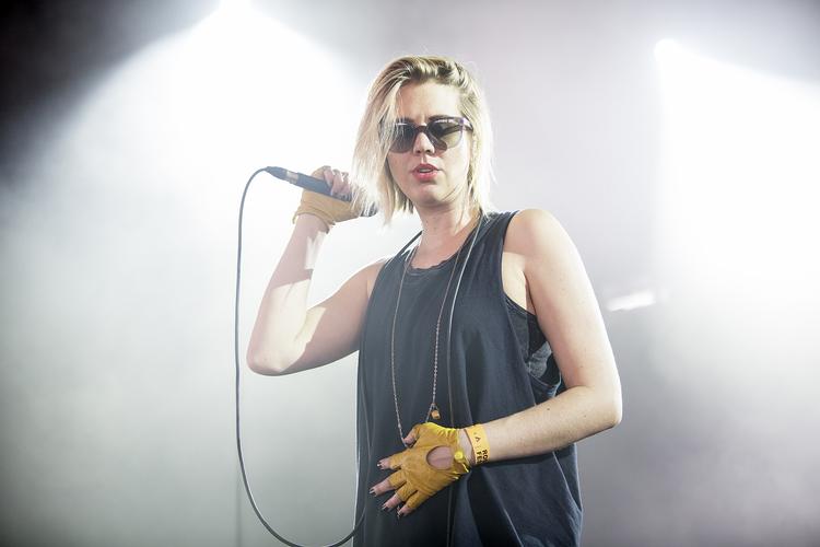 bid. Erika M. Anderson, bedre kendt som EMA, stod i sort nederdel, sort tanktop, solbriller og gule bilhandsker i læder på Pavilion scenen. 