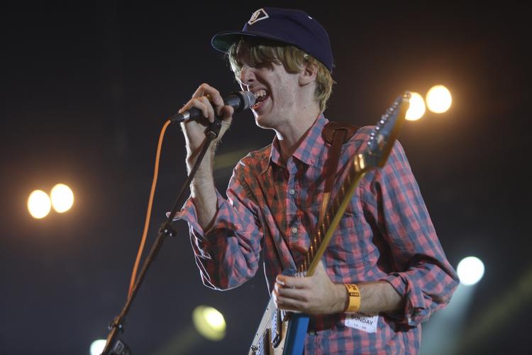 afslappet. Den langlemmede forsanger i Deerhunter, Bradley Cox, var ikke som ofte før klædt i kjole eller på anden måde majet ud, men blot klædt i almindeligt skovmandskluns og kasket, da de søndag gæstede Arena på Roskilde. 