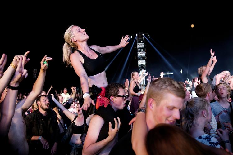 Roskilde. Mange tusinde mennesker festede igennem, da Diplo og Major Lazer spillede lørdag nat. 