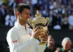 DOUBLE. Novak Djokovic døjede med fysikken i en hård finale, men vandt alligel over Roger Federer i fem sæt. 