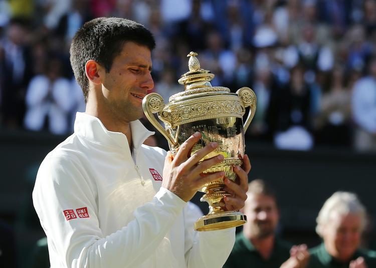 DOUBLE. Novak Djokovic døjede med fysikken i en hård finale, men vandt alligel over Roger Federer i fem sæt. 