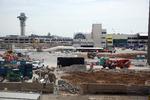 Byggerod. En proces, der varer flere år og koster et milliardbeløb, skal omdanne Los Angeles International Airport fra en mørk betonklods til en moderne lufthavn. 