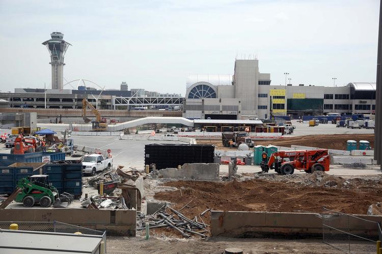 Byggerod. En proces, der varer flere år og koster et milliardbeløb, skal omdanne Los Angeles International Airport fra en mørk betonklods til en moderne lufthavn. 