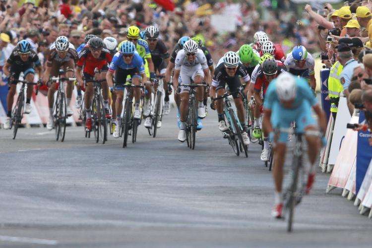 »Det betyder da fantastisk meget for mig, at jeg nu har erobret denne eftertragtede trikot, for dermed er jeg vist den eneste sammen med Alberto Contador blandt de nuværende ryttere, der har haft førertrøjen i alle de tre store etapeløb«, siger Vincenzo Nibali, der vandt Giro d’Italia sidste år og Vuelta a España i 2010. 