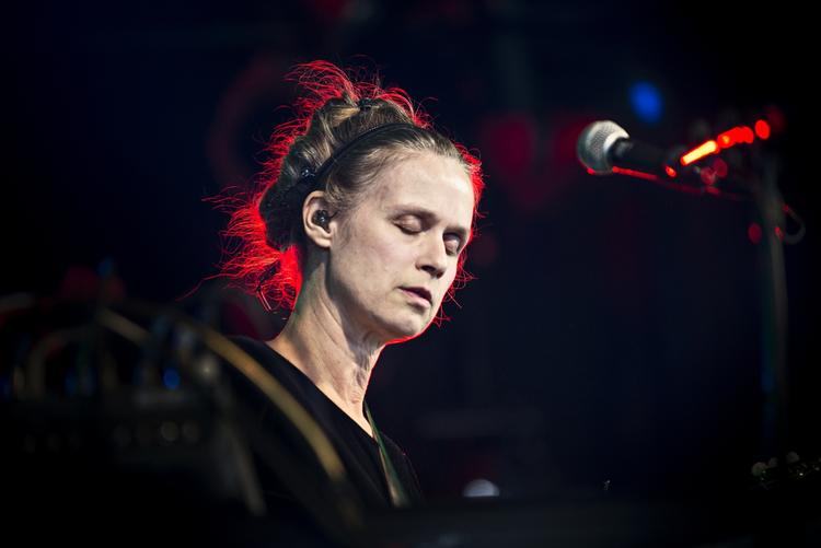 lukket. Ret stille var det unægeligt, da Juana Molina på Pavillion præsenterede sin musik for en celeber, lille skare. 