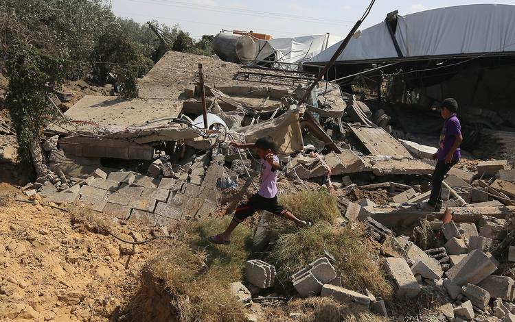 Uro. Palæstinensiske børn på ruinerne af et hus efter gårsdagens raketangreb på byen Rafah i den sydlige del af Gazastriben. 