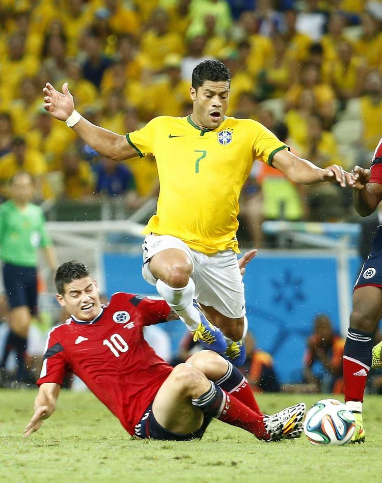 Voldsomt. De små teknikere, som Colombias James Rodriguez (tv.) har haft det svært, fordi dommerne har tilladt alt for meget, lyder kritikken. Her er han selv ude med riven efter brasilianske Hulk. Foto: Zuma 