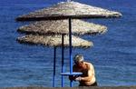 fup. Strandlivet i f.eks. Spanien eller Grækenland kan blive forstyrret sælgere, der vil lokke turister ind i en rejseklub. Det kan blive dyrt for turisten. 
