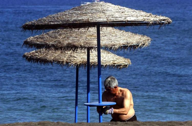 fup. Strandlivet i f.eks. Spanien eller Grækenland kan blive forstyrret sælgere, der vil lokke turister ind i en rejseklub. Det kan blive dyrt for turisten. 